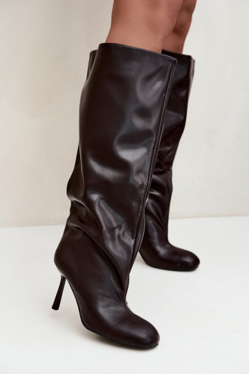 Botas femininas de cano alto slip-on com saltos finos em chocolate Caliya