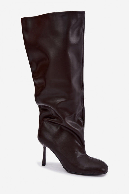 Botas femininas de cano alto slip-on com saltos finos em chocolate Caliya