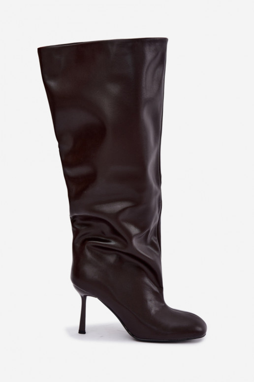 Botas femininas de cano alto slip-on com saltos finos em chocolate Caliya