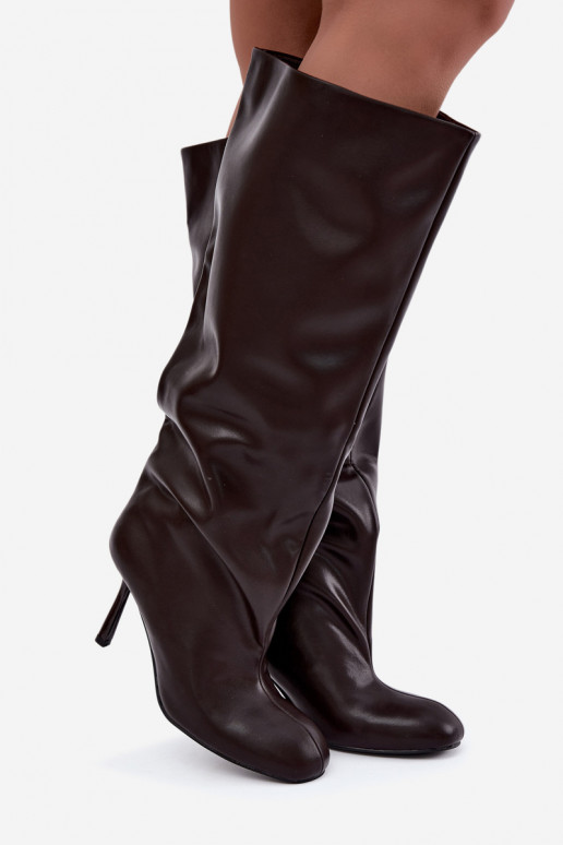 Botas femininas de cano alto slip-on com saltos finos em chocolate Caliya