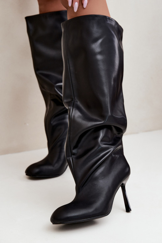 Botas femininas de cano alto slip-on com saltos finos em preto Caliya