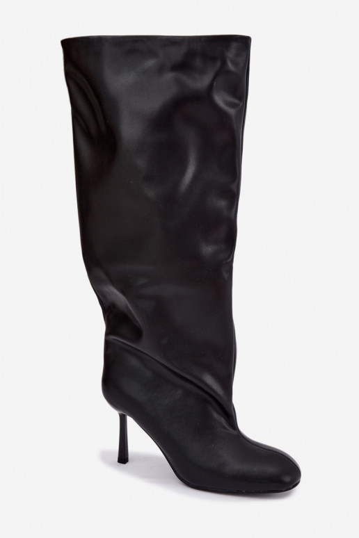 Botas femininas de cano alto slip-on com saltos finos em preto Caliya