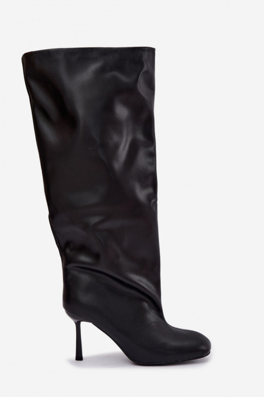 Botas femininas de cano alto slip-on com saltos finos em preto Caliya