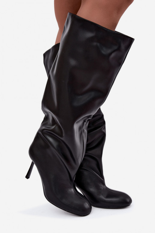 Botas femininas de cano alto slip-on com saltos finos em preto Caliya