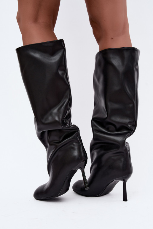 Botas femininas de cano alto slip-on com saltos finos em preto Caliya