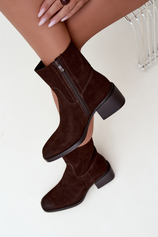 Botins femininos em camurça sintética com saltos na cor chocolate Iveris