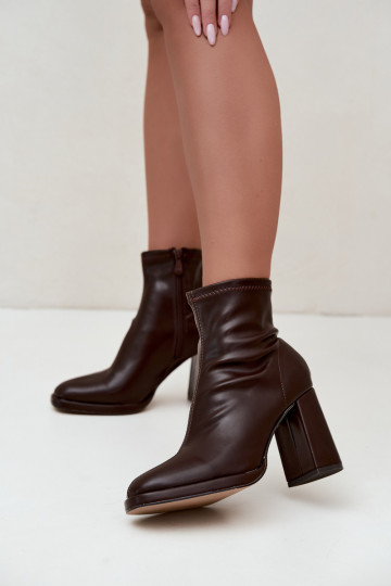 Botins femininos em couro sintético com saltos na cor chocolate Karvella 2