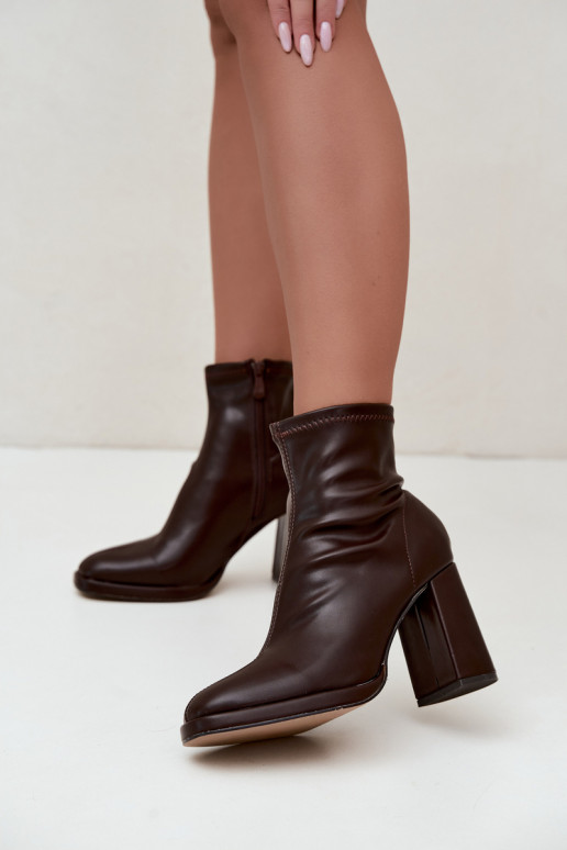 Botins femininos em couro sintético com saltos na cor chocolate Karvella