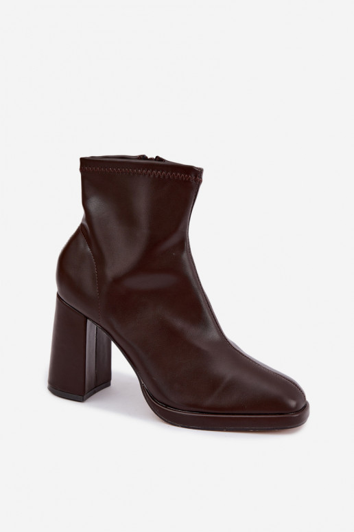 Botins femininos em couro sintético com saltos na cor chocolate Karvella