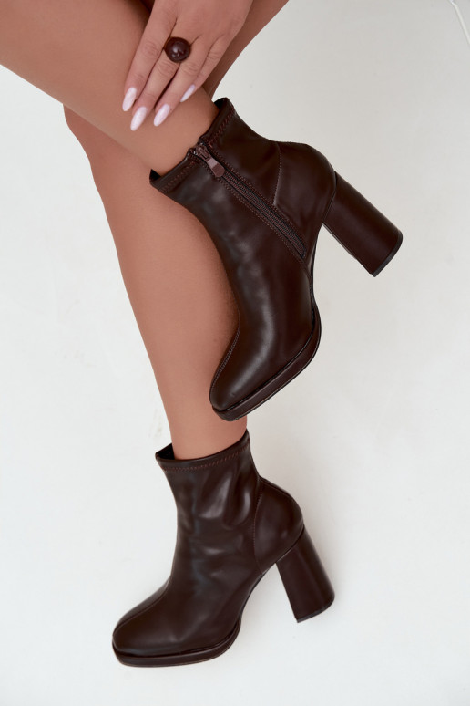 Botins femininos em couro sintético com saltos na cor chocolate Karvella