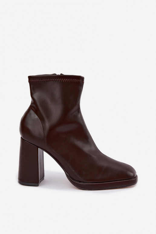 Botins femininos em couro sintético com saltos na cor chocolate Karvella