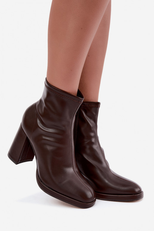 Botins femininos em couro sintético com saltos na cor chocolate Karvella