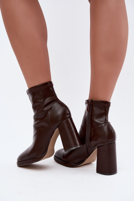 Botins femininos em couro sintético com saltos na cor chocolate Karvella