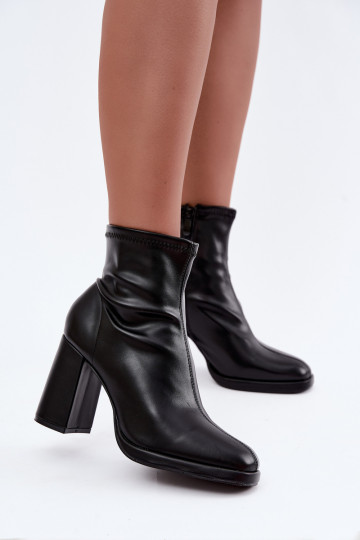 Botins femininos em couro sintético com saltos na cor preta Karvella