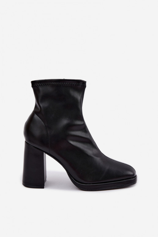 Botins femininos em couro sintético com saltos na cor preta Karvella