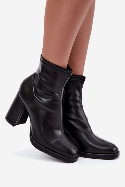 Botins femininos em couro sintético com saltos na cor preta Karvella