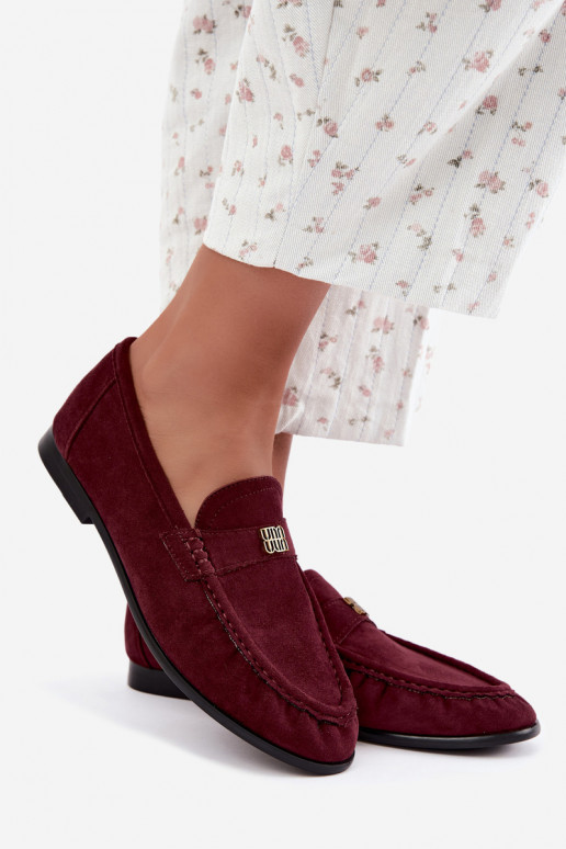 Mocassins femininos com babados e detalhes decorativos na cor bordô Kairo
