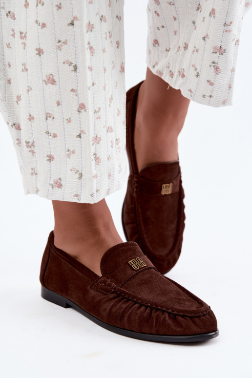 Mocassins femininos com babados e detalhes decorativos na cor chocolate Kairo