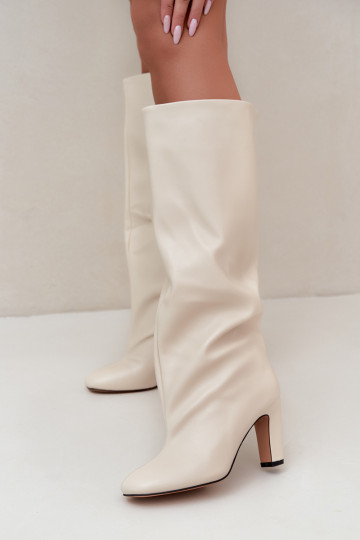 botas altas slip-on com salto na cor marfim Falina 2