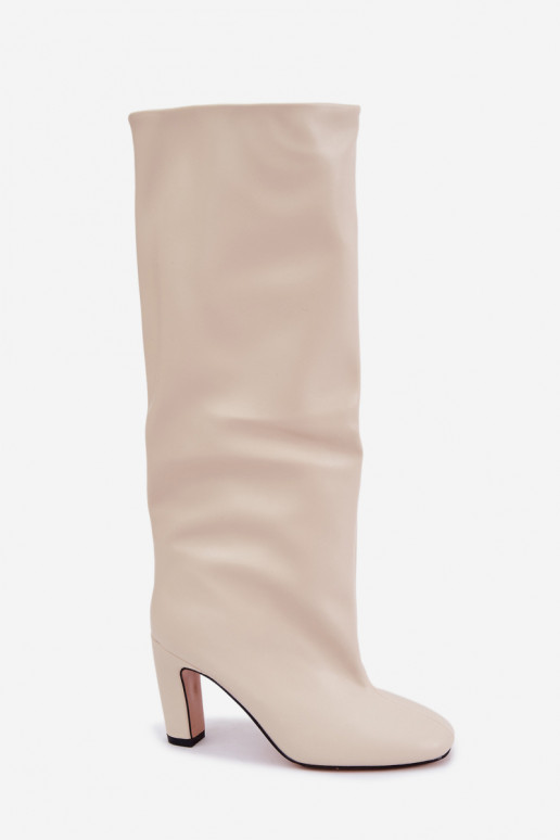 botas altas slip-on com salto na cor marfim Falina