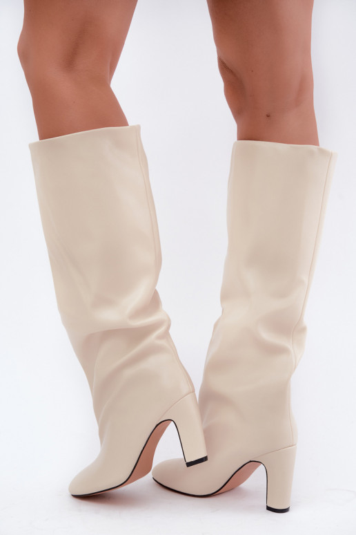 botas altas slip-on com salto na cor marfim Falina