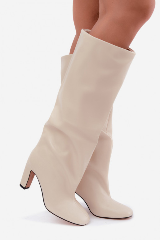 botas altas slip-on com salto na cor marfim Falina