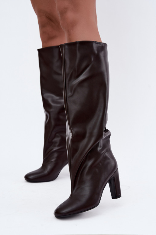 botas altas slip-on com salto na cor chocolate Falina