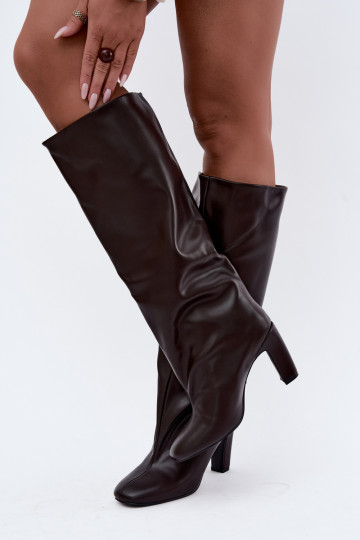 botas altas slip-on com salto na cor chocolate Falina 2