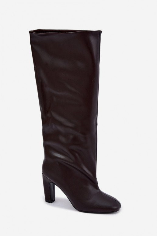 botas altas slip-on com salto na cor chocolate Falina