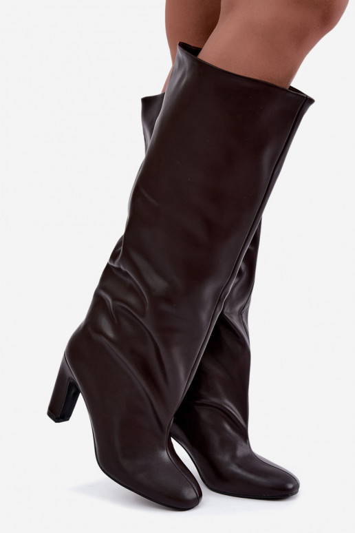 botas altas slip-on com salto na cor chocolate Falina