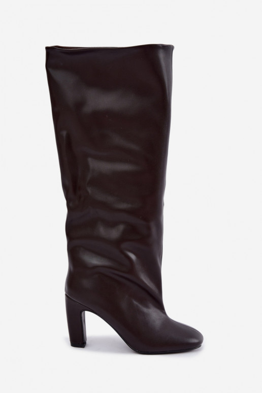 botas altas slip-on com salto na cor chocolate Falina