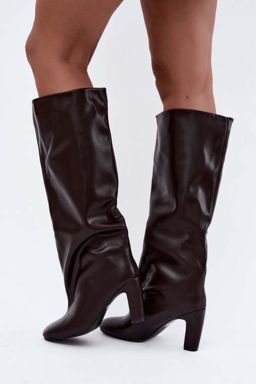 botas altas slip-on com salto na cor chocolate Falina