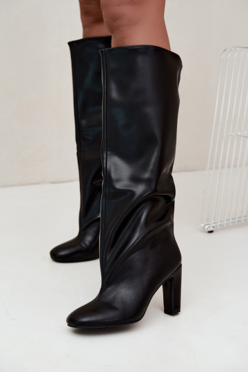 botas altas slip-on com salto na cor preta Falina 2