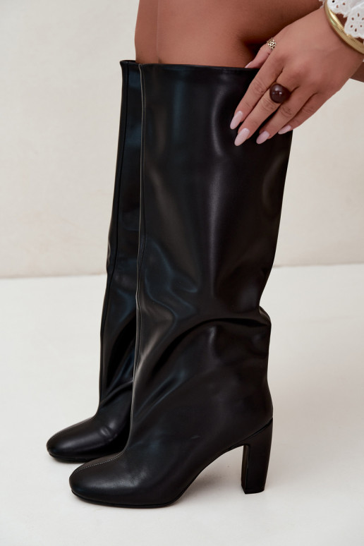 botas altas slip-on com salto na cor preta Falina