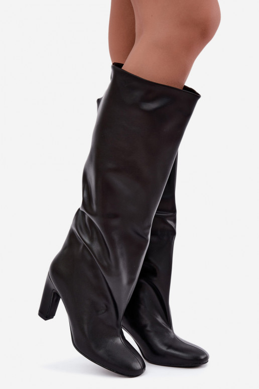 botas altas slip-on com salto na cor preta Falina