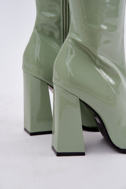 botas altas com efeito verniz e salto na cor verde Mlokva