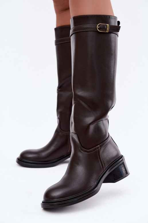 botas altas femininas com salto baixo e fivelas na cor chocolate Orlisa