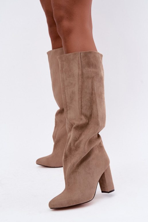 botas altas slip-on com salto na cor areia Emeline