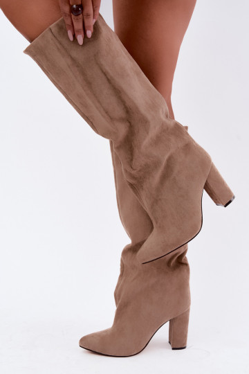 botas altas slip-on com salto na cor areia Emeline 2