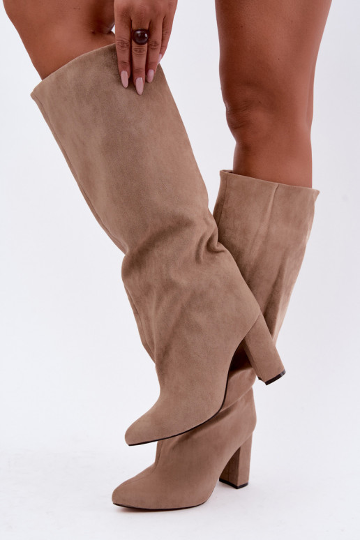 botas altas slip-on com salto na cor areia Emeline