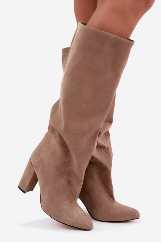 botas altas slip-on com salto na cor areia Emeline