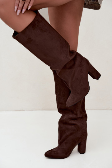 botas altas slip-on com salto na cor chocolate Emeline 2
