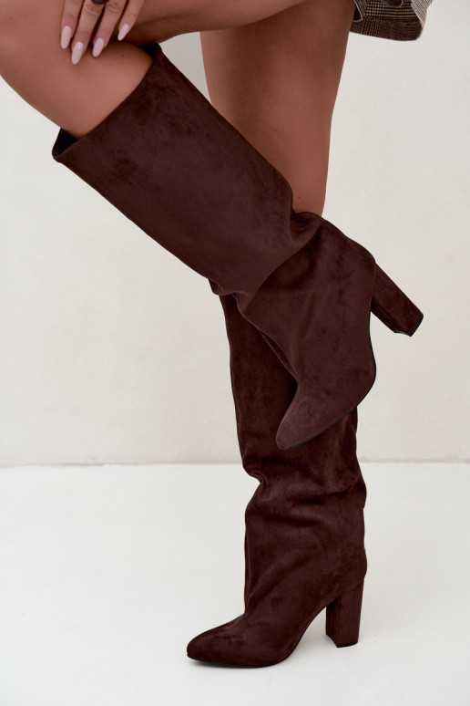 botas altas slip-on com salto na cor chocolate Emeline