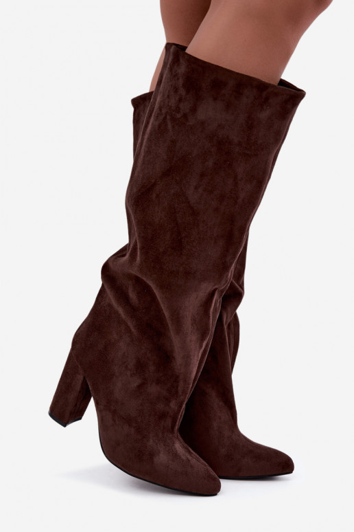 botas altas slip-on com salto na cor chocolate Emeline