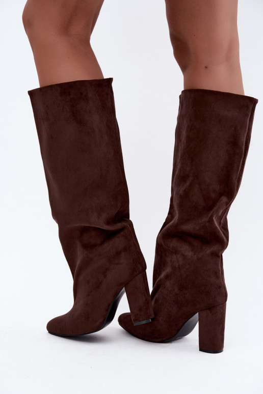 botas altas slip-on com salto na cor chocolate Emeline