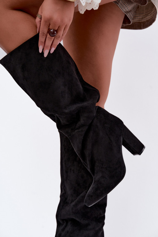 botas altas slip-on com salto na cor preta Emeline