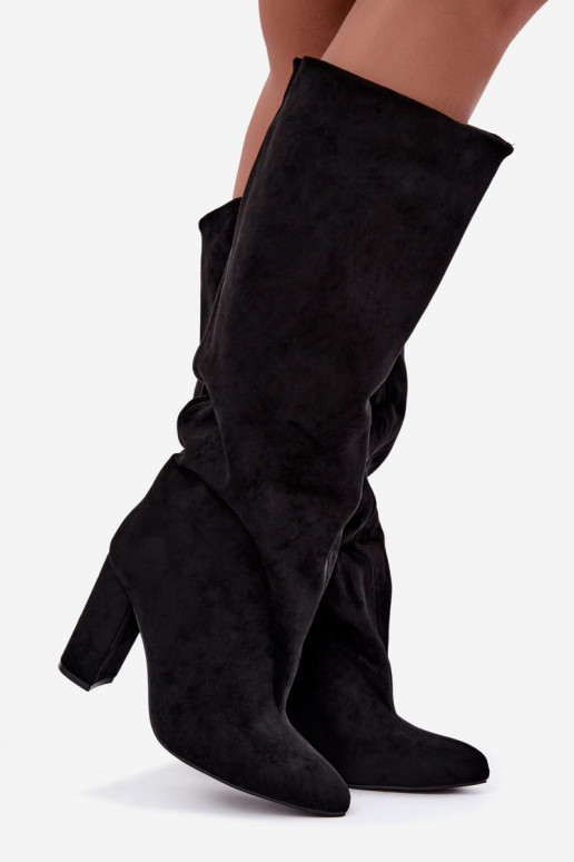 botas altas slip-on com salto na cor preta Emeline
