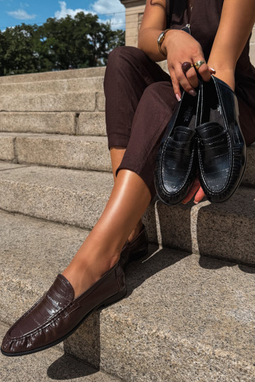 Mocassins brilhantes femininos com babados na cor preta Dulcy 2