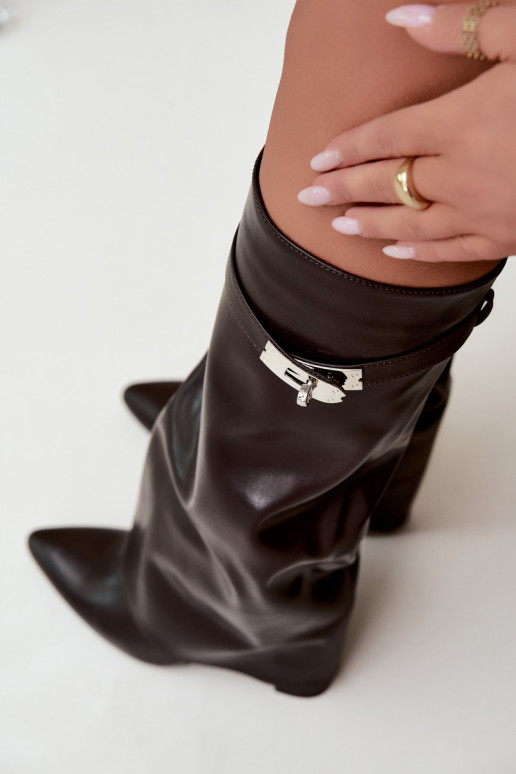 Botas altas femininas acolchoadas com cano costurado e saltos chocolate Salia