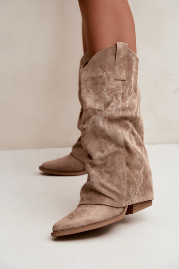 Botas altas de estilo cowboy enrugadas com saltos e cano costurado areia Ives 2